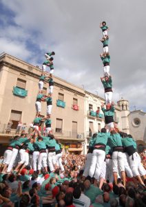 Castellers de Vilafranca - Torre de vuit amb folre i pilar de set amb folre descarregats