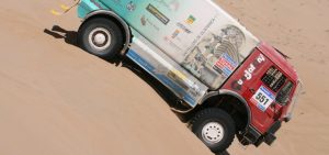 camió enmig de les dunes del Dakar